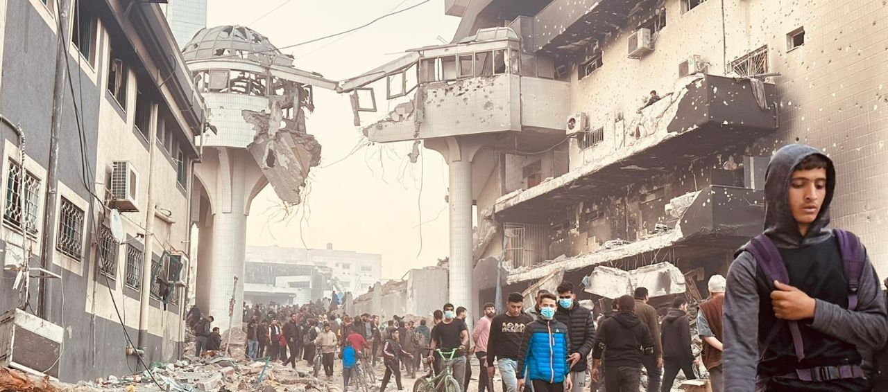 ارتش صهیونیستی بعد از نابودی مجتمع پزشکی شفاء از آن خارج شد